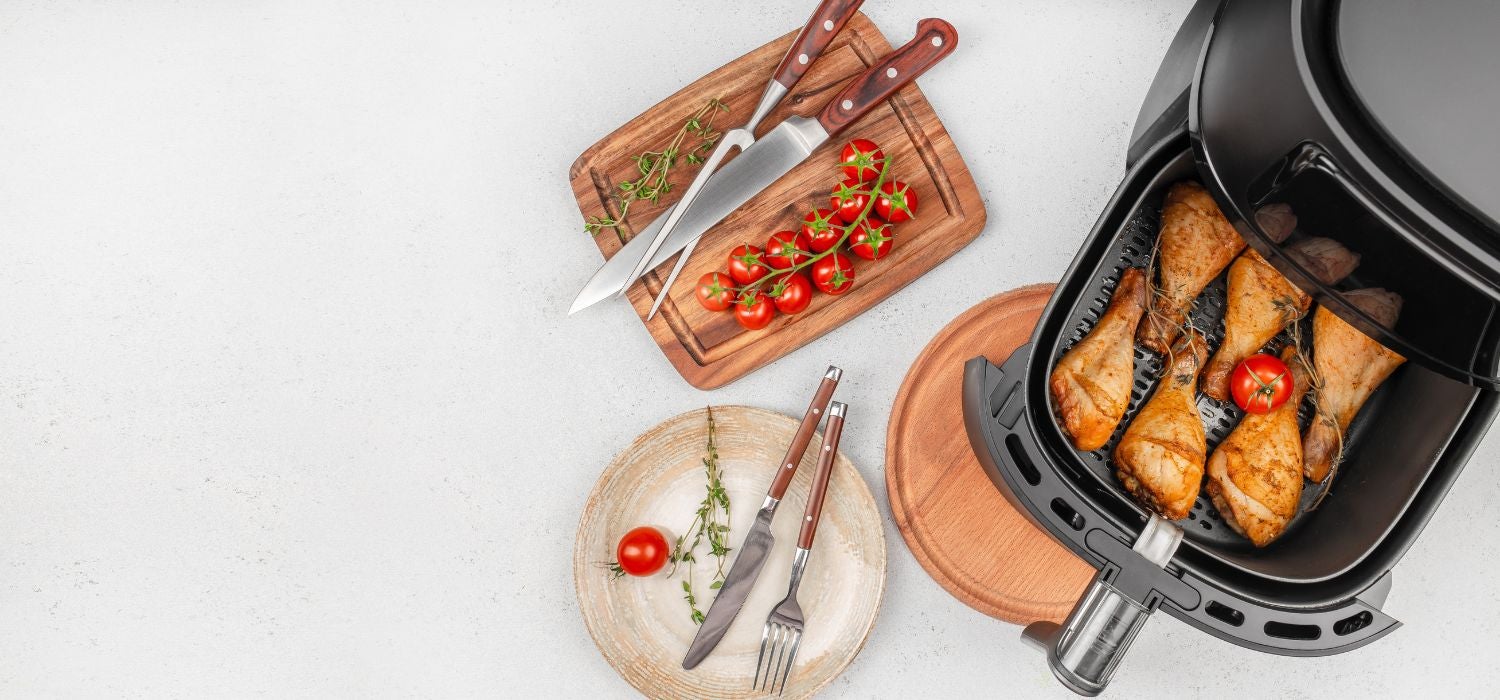 Airfryer mit Hähnchen befüllt