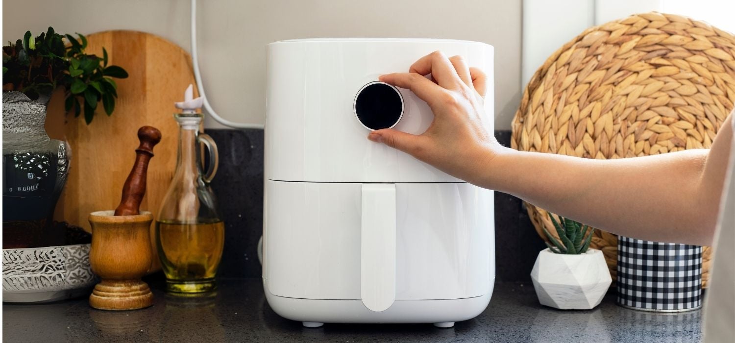 Weiße Heißluftfritteuse in der Küche