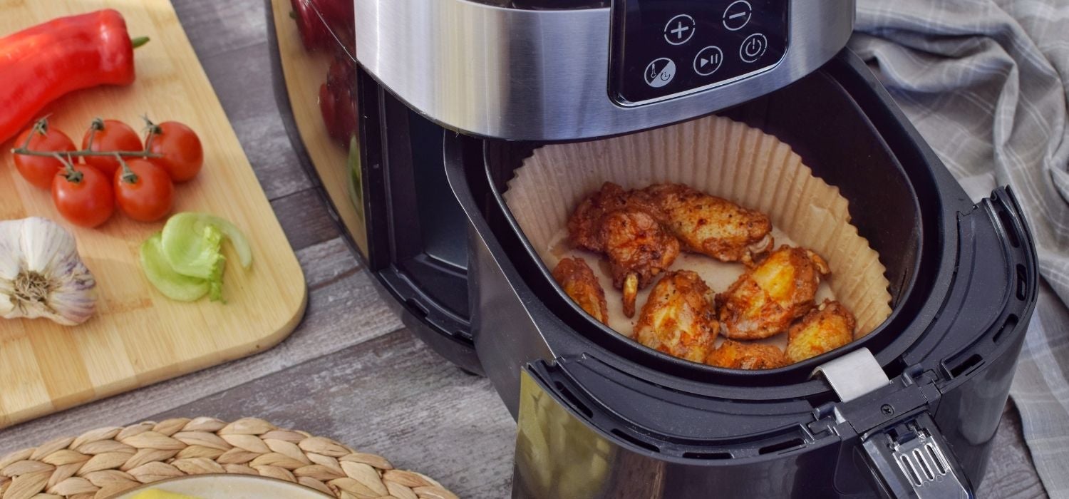 Chickenwings mit Backpapier im Airfryer