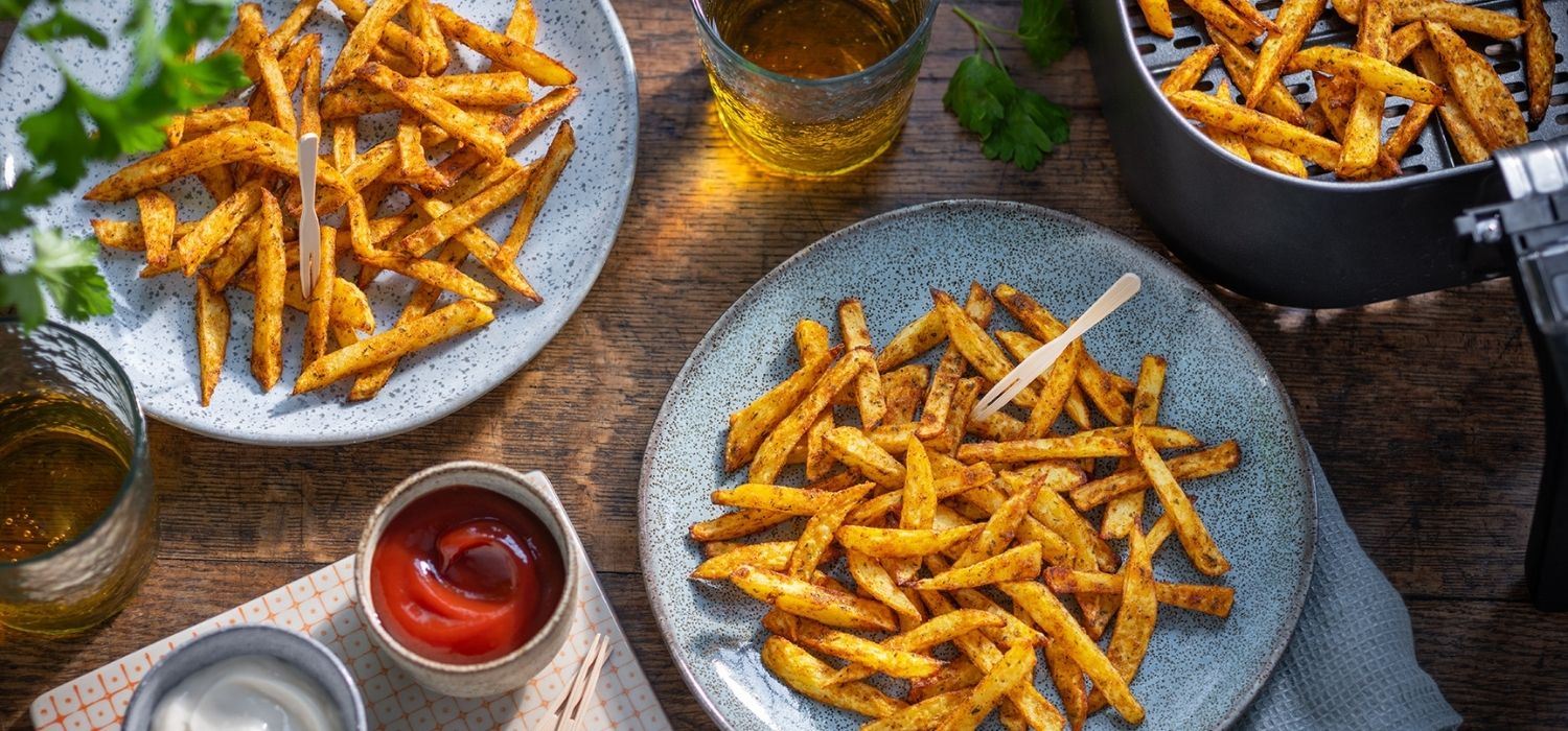 Pommes gemacht im Airfryer auf einem Teller serviert