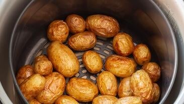 Wie lange brauchen rohe Kartoffeln in der Heißluftfritteuse?